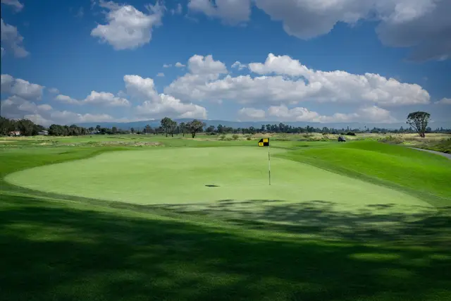 Green under big skies at Baylands Golf Links