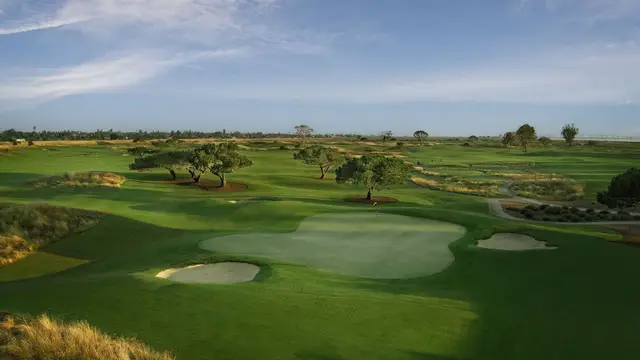 Wide view over the links-style course