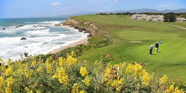 Clifftop hole above the Pacific at Half Moon Bay Golf Links
