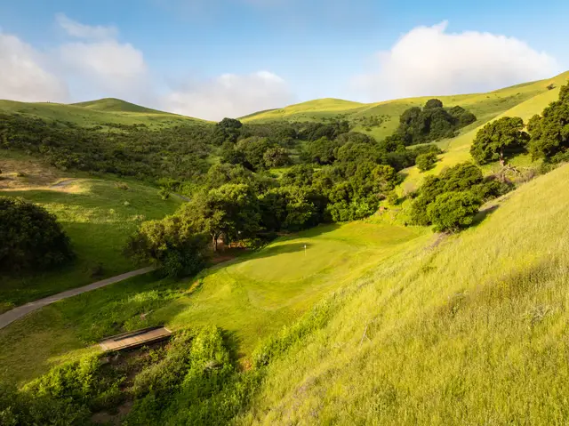 Fairway through oak-dotted ravines