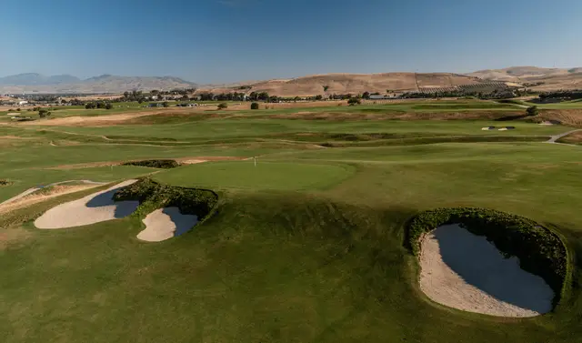 Deep bunkers on the links-style layout
